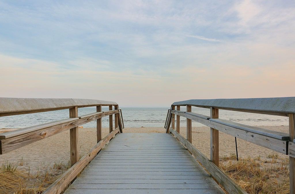 Panoramica dell'ingresso di Walnut Beach al tramonto Milford Connecticut, Stati Uniti.  Walnut Beach è il luogo ideale in cui trascorrere la giornata passeggiando lungo il bordo del Long Island Sound o pescando dal molo.
