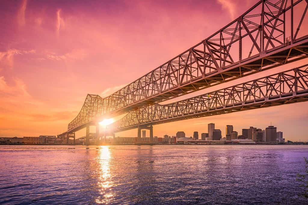 New Orleans, Louisiana, Stati Uniti d'America al Crescent City Connection Bridge sul fiume Mississippi durante il tramonto.