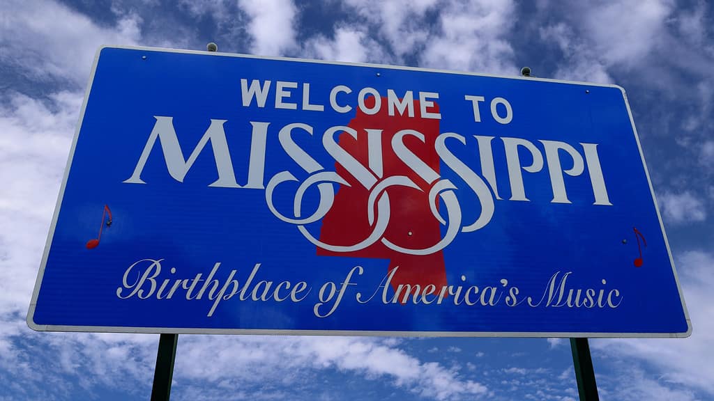 Segno di viaggio del Mississippi con le nuvole