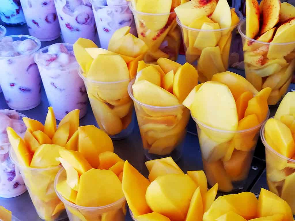 Mango affettato in una tazza