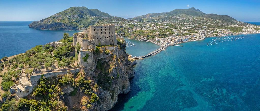 Veduta aerea del castello aragonese. Il castello è il monumento storico più imponente di Ischia, costruito nel 474 a.C. Veduta aerea dell'isola e della città di Ischia.