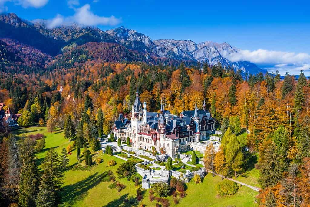 Castello di Peles in autunno. Sinaia, contea di Prahova, Romania.