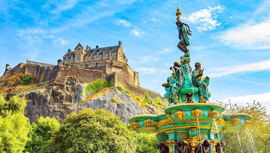Vista panoramica del Castello di Edimburgo e della Fontana di Ross, foto di viaggio in Scozia. Il Castello di Edimburgo è il centro storico della città e l'attrazione turistica più popolare.