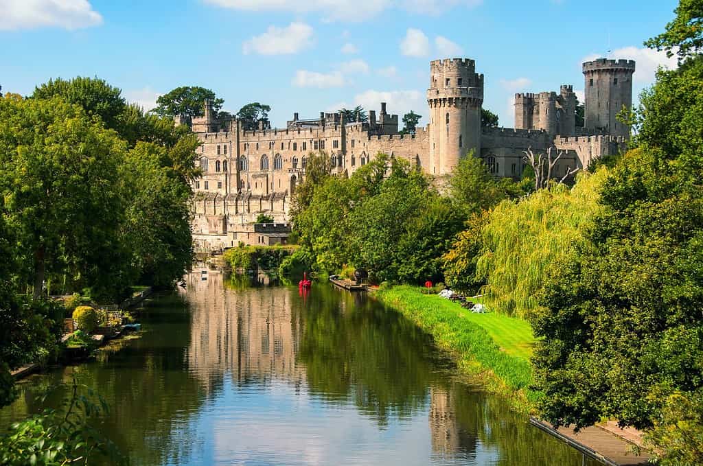 Castello di Warwick dall'esterno. È un castello medievale costruito nell'XI secolo e oggigiorno è una delle principali attrazioni turistiche del Regno Unito. Giorno soleggiato