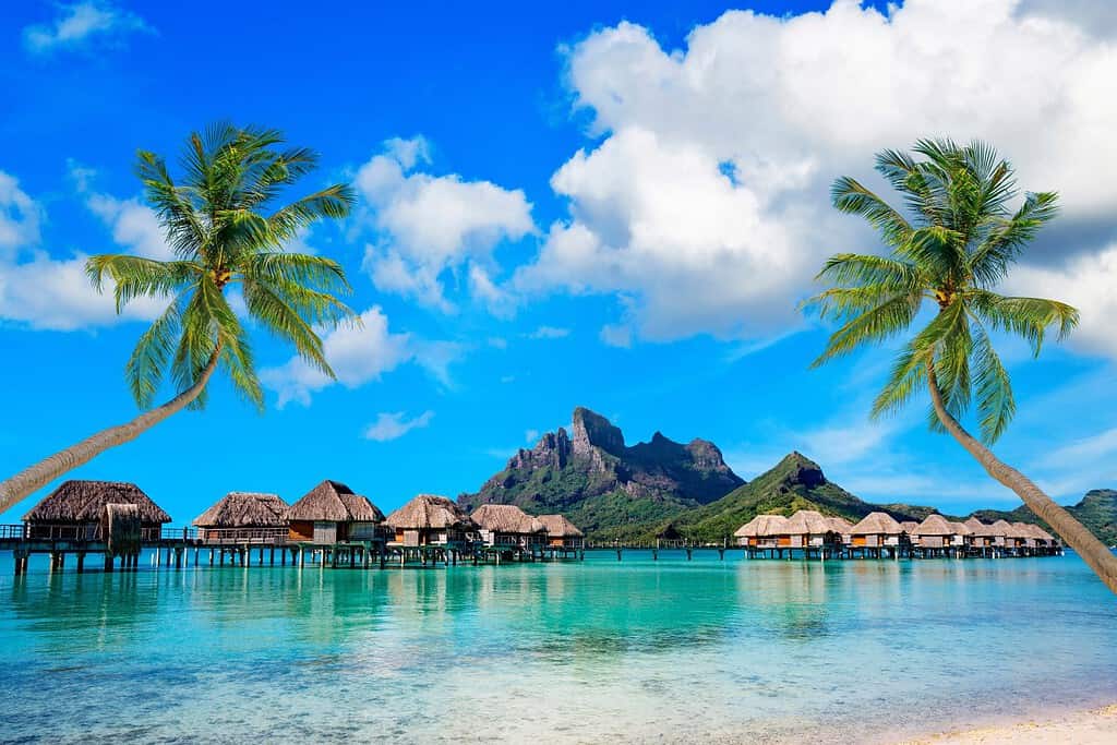 Bora Bora è un atollo appartenente al gruppo delle Isole della Società nella Polinesia francese. Bora Bora è considerata una delle località di villeggiatura più esclusive e lussuose.