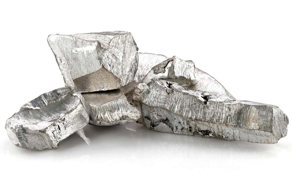 Cadmio fine al 99,995% isolato su sfondo bianco