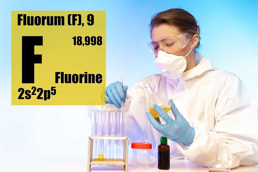 Fluoro. Elemento chimico con numero atomico 9. Il non metallo chimicamente più attivo. Il fluoro come l'ossidante più forte. Tipi di gas. Elementi necessari al corpo umano.