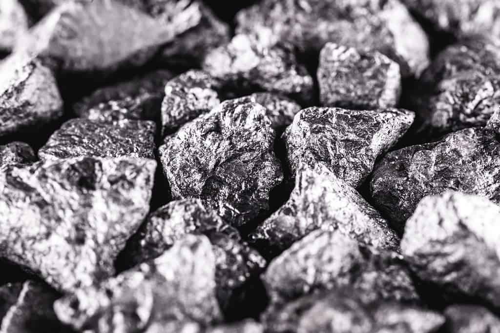 L'antimonio o pietra di antimonio, chiamata anche stagno, è un elemento chimico. A temperatura ambiente l’antimonio è allo stato solido. Estrazione minerale.