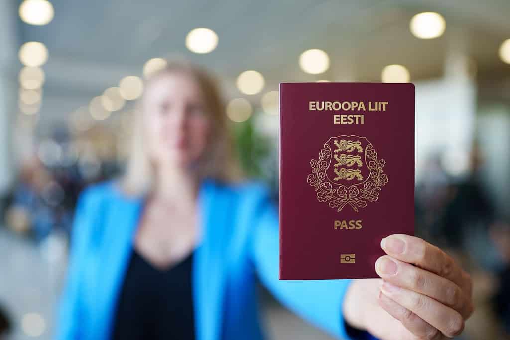 Donna che mostra il passaporto dell'Unione Europea. Cittadinanza estone.