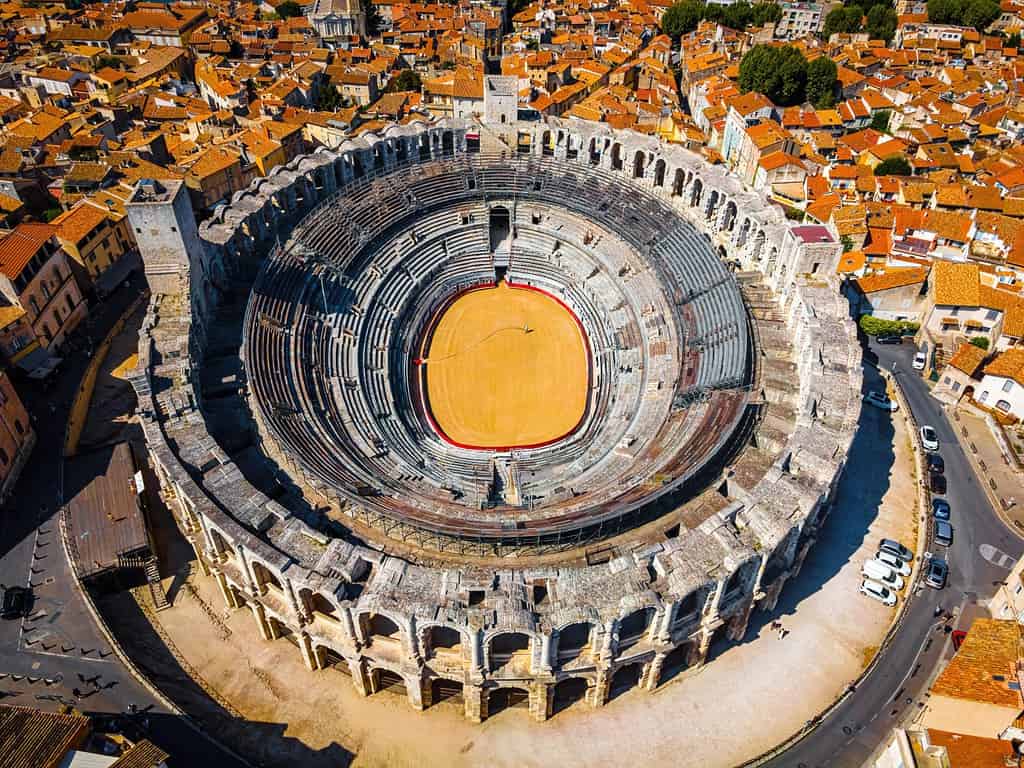 La veduta aerea di Arles, una città sul fiume Rodano nella regione della Provenza, nel sud della Francia