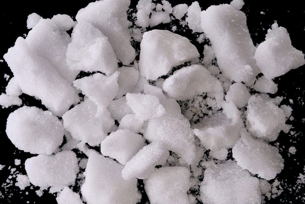 La canfora si ottiene dal legno e dalla corteccia dell'albero della canfora (Cinnamomum camphora). È un noto rimedio erboristico e viene utilizzato anche come incenso. Primo piano, vista dall'alto