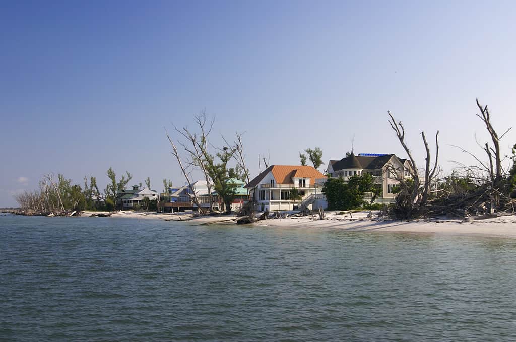 Ambiente da spiaggia tropicale con splendide case in stile Florida: mostra i danni causati dalla tempesta causati dall'uragano Charlie