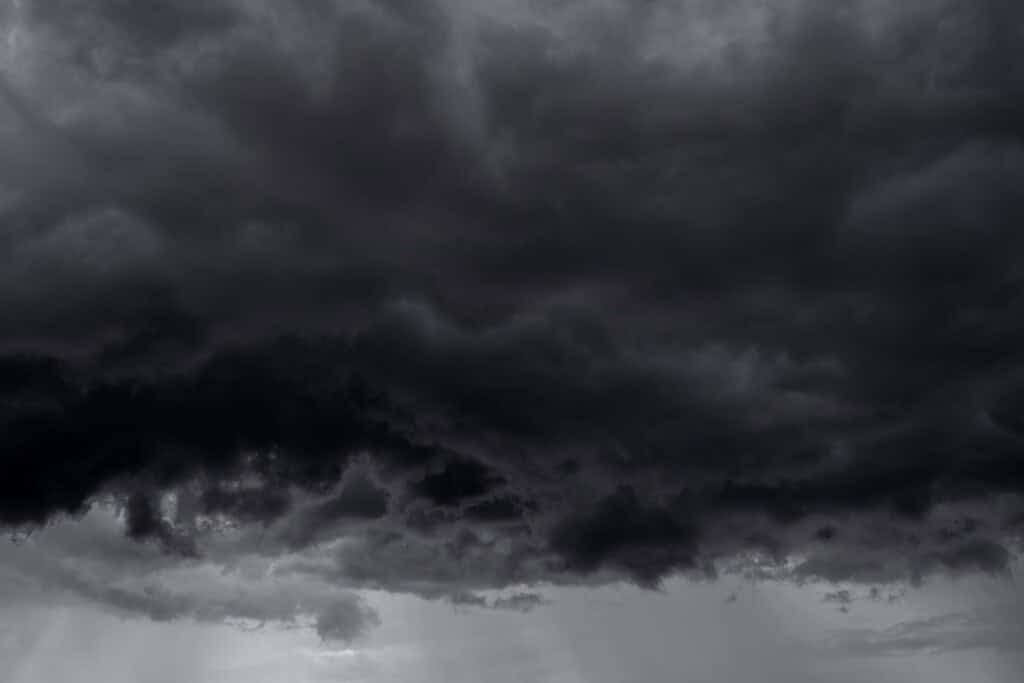 le nuvole scure rendono il cielo nero. Temporale di forte pioggia. Lo schema delle nuvole coperte prevede tornado, uragani o temporali e piogge.