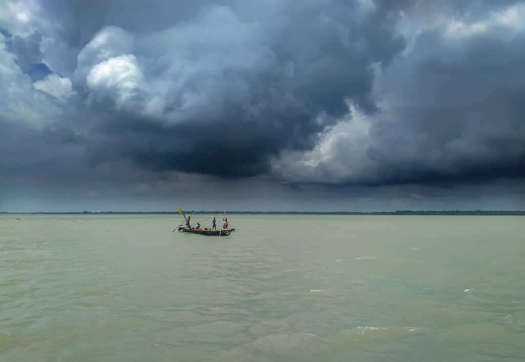 Peschereccio tradizionale del Bangladesh sul mare. In tempesta in mezzo al mare con un peschereccio.