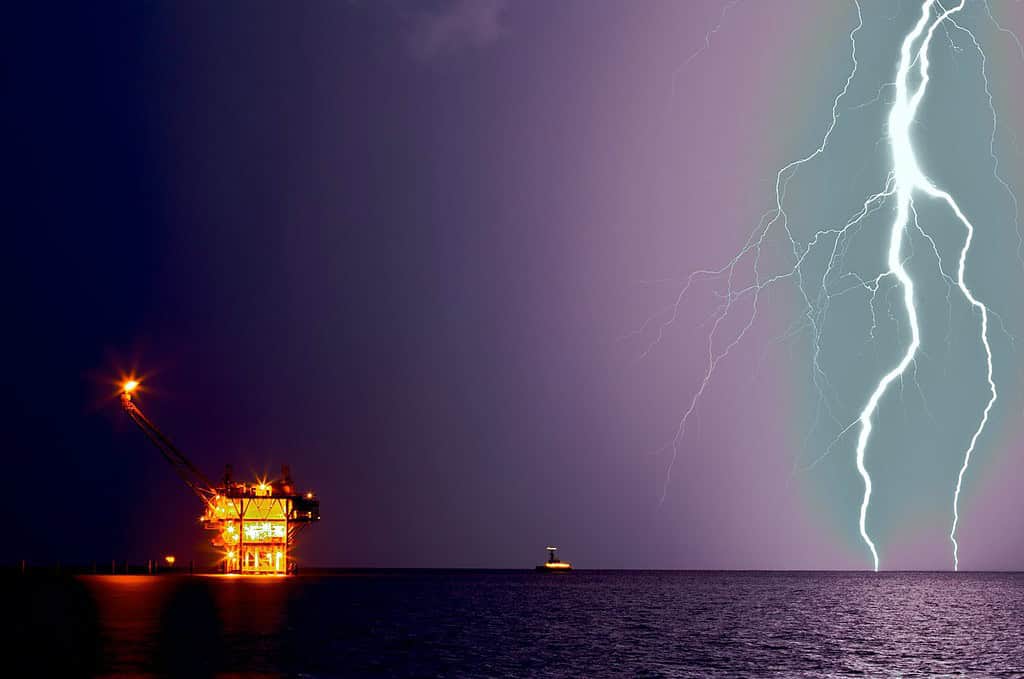 Un fulmine cade vicino a una piattaforma petrolifera