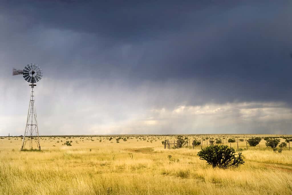 Mulino a vento in un campo del Texas lungo la Route 66 con una tempesta in avvicinamento