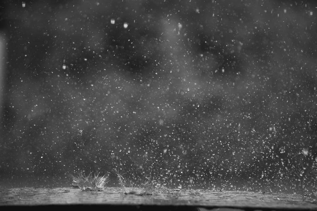 la pioggia cadeva sulla carreggiata a causa delle precipitazioni che si stavano formando dopo che la depressione aveva colpito la Thailandia, provocando forti piogge in alcune aree e allagando la superficie stradale. Dietro le quinte delle forti piogge